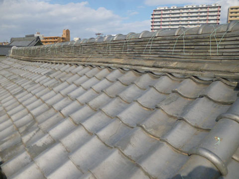 屋根の葺き替え工事現場